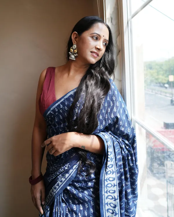 Indigo_Cotton_Butti_Dabu_Print_Mul_Saree_With_Tassels_For_Women